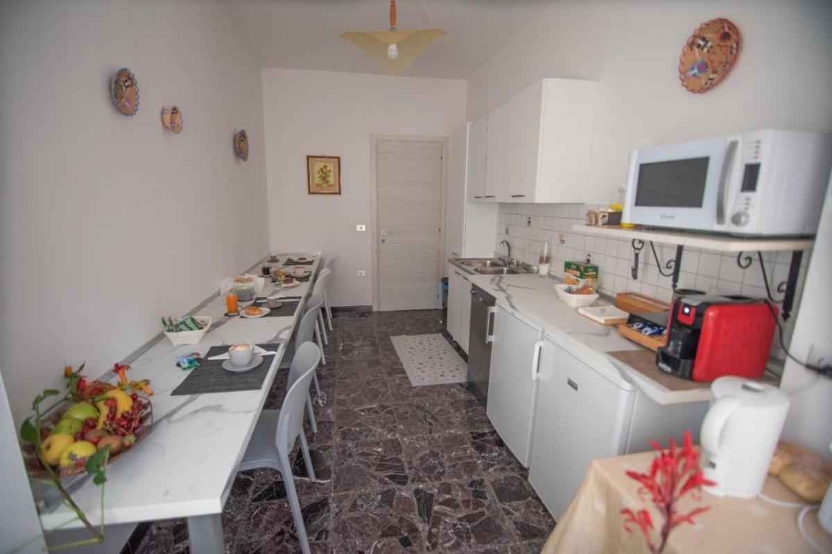 Sala colazione servita da Lidia di prodotti freschi e confezione