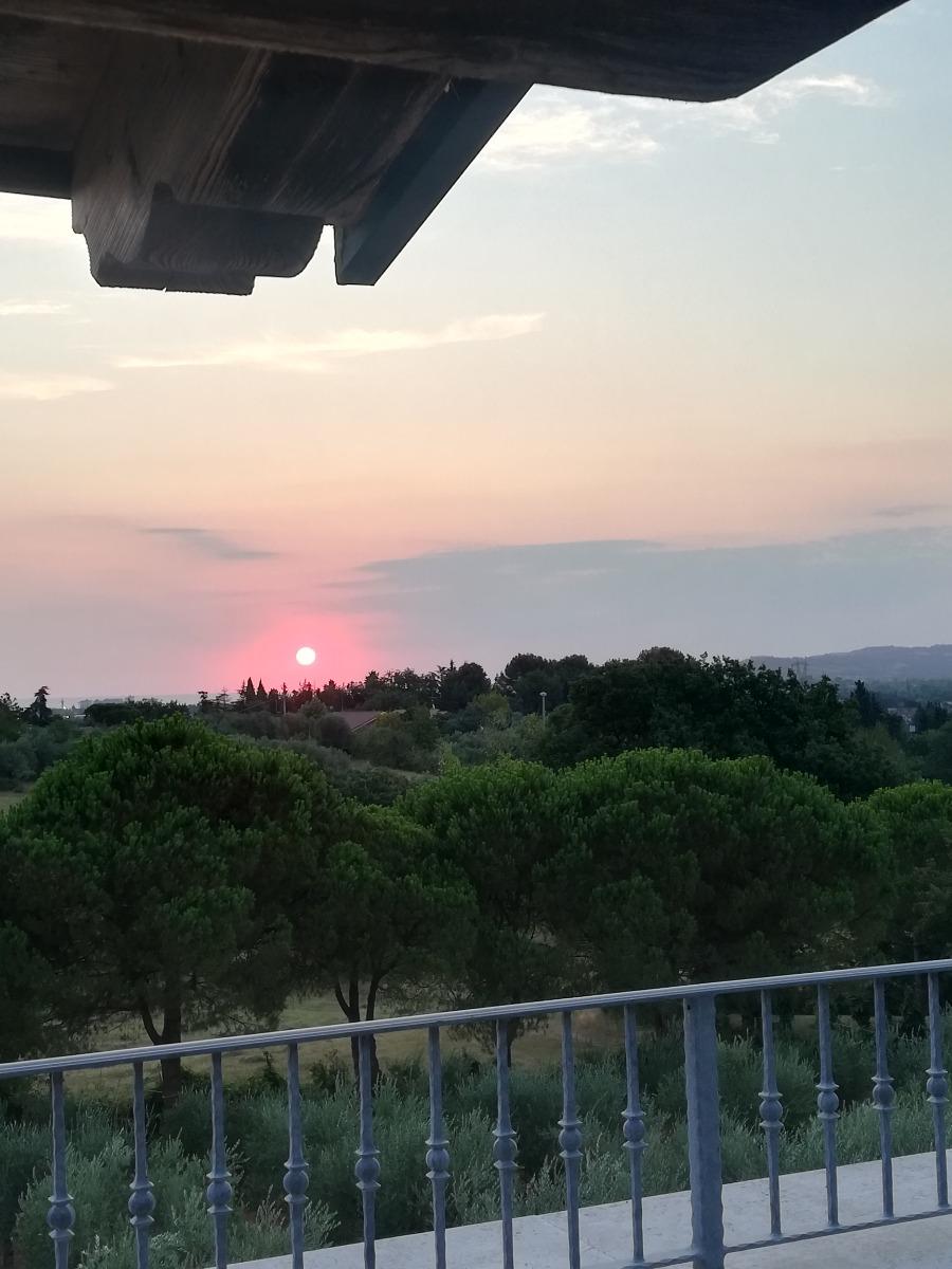 lo spettacolo dell'alba sul mare dal terrazzo