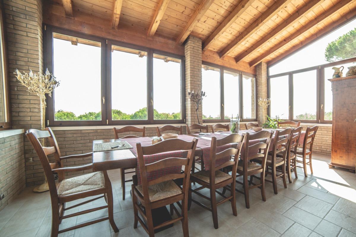 La veranda con il tavolo colazioni