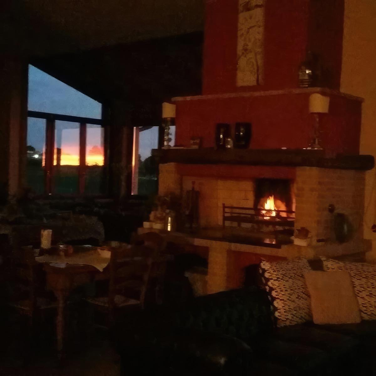 colazione all'alba con camino acceso in inverno