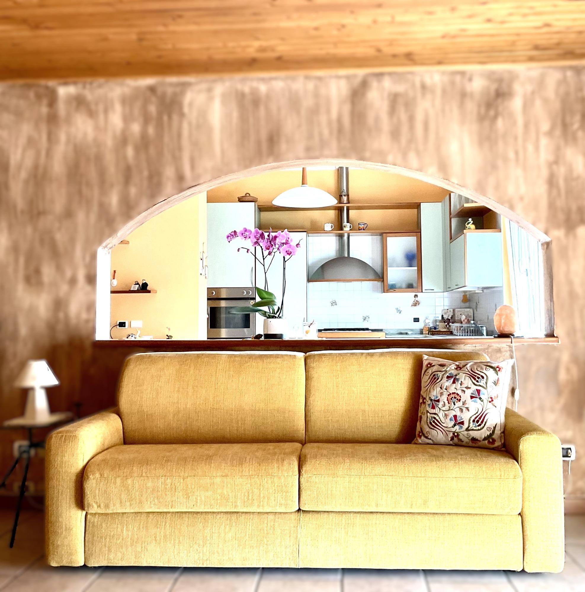 Divano letto posizionato in soggiorno