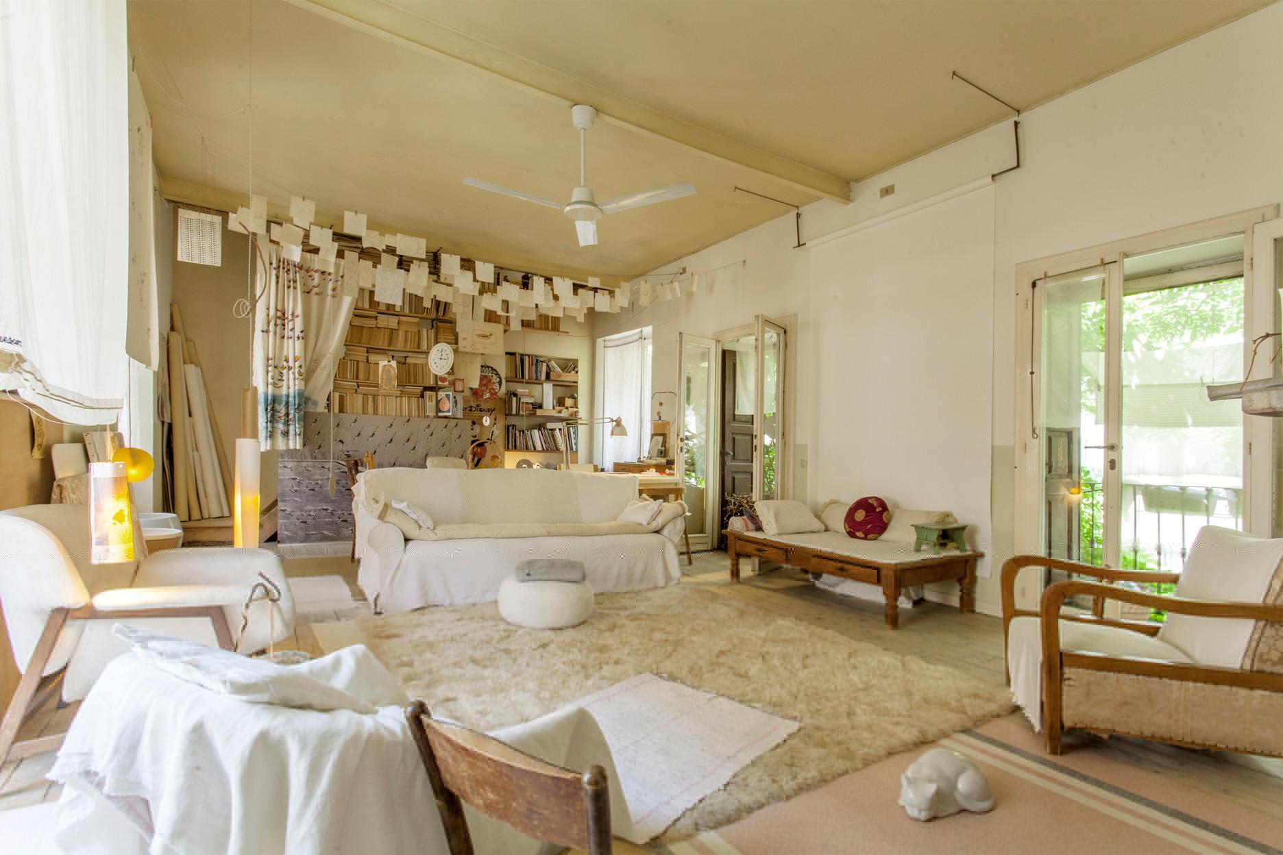 soggiorno . zona privata in uso a chi prende tutta la casa