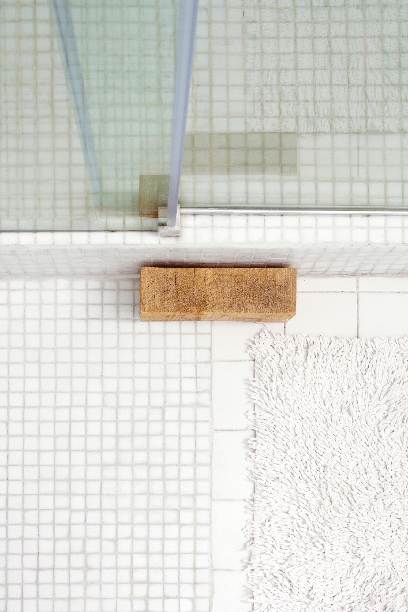 bagno con doccia. stanza singola