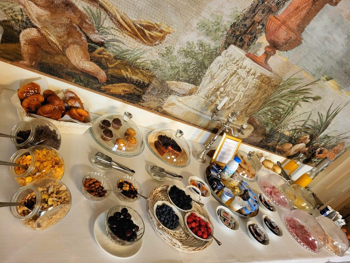 La colazione di ANTICA DIMORA B&B IN HISTORIC RESIDENCE