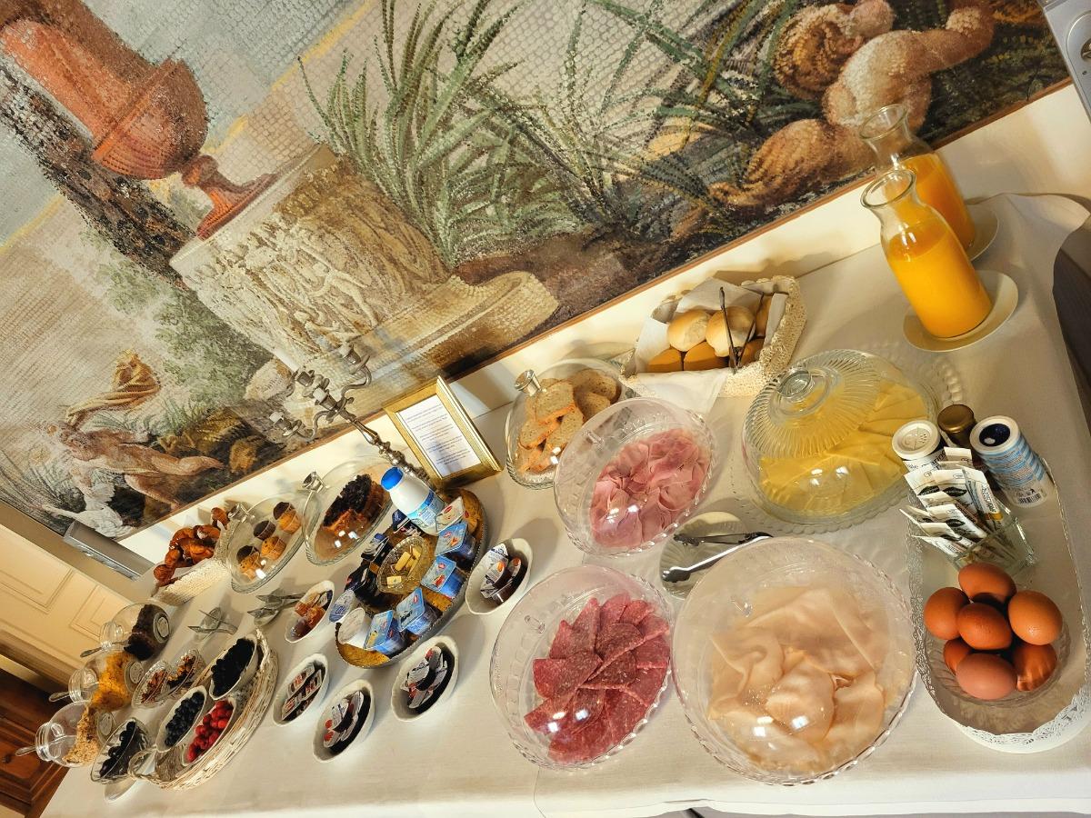 La colazione di ANTICA DIMORA B&B IN HISTORIC RESIDENCE
