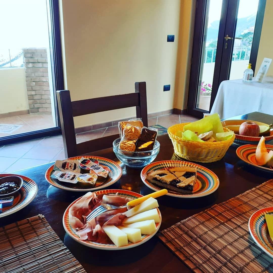 La colazione di B&B PEDRA RUBIA
