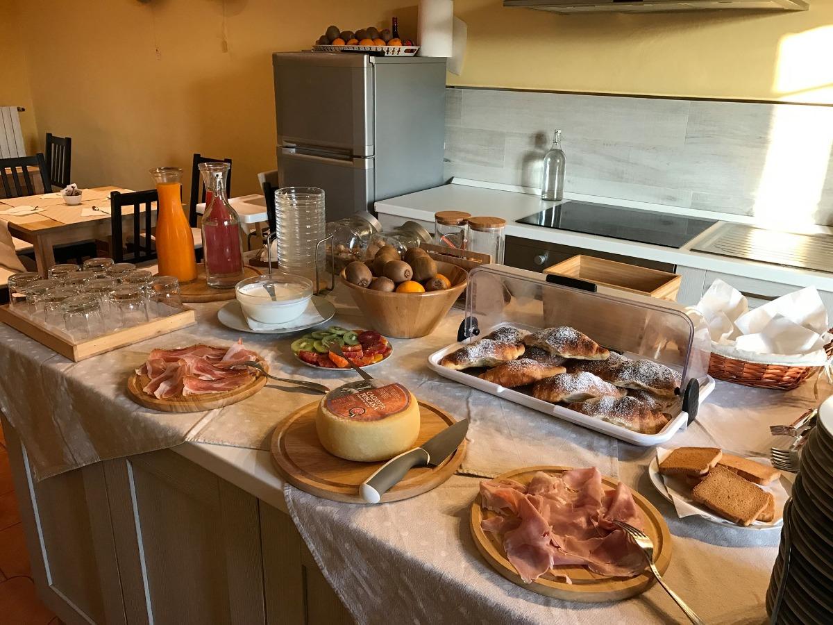 La colazione di AT HOME B&B