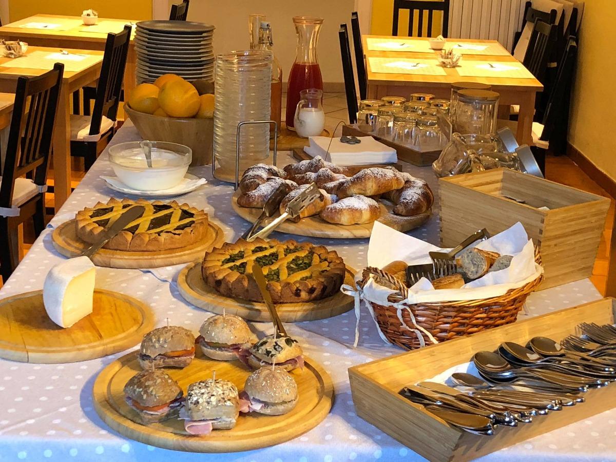 La colazione di AT HOME B&B