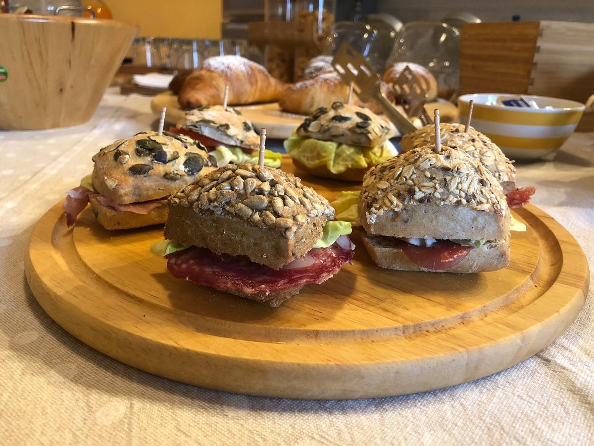 La colazione di AT HOME B&B