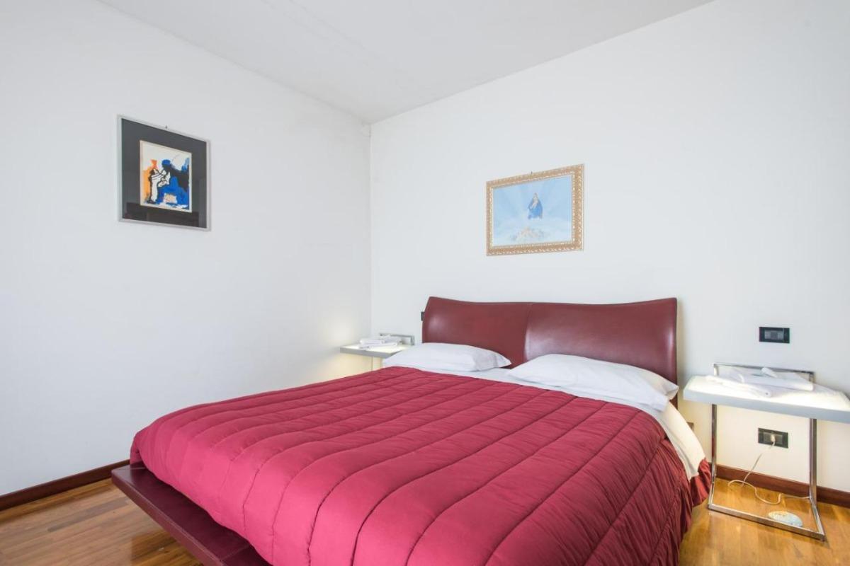 Camera Rubino con il king bed