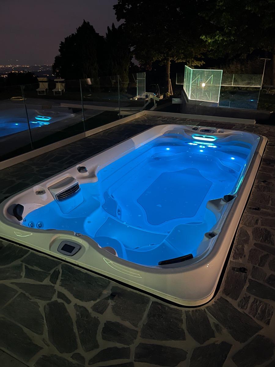 Piscina riscaldata SPA Jacuzzi ad 8 posti (solo su prenotazione)