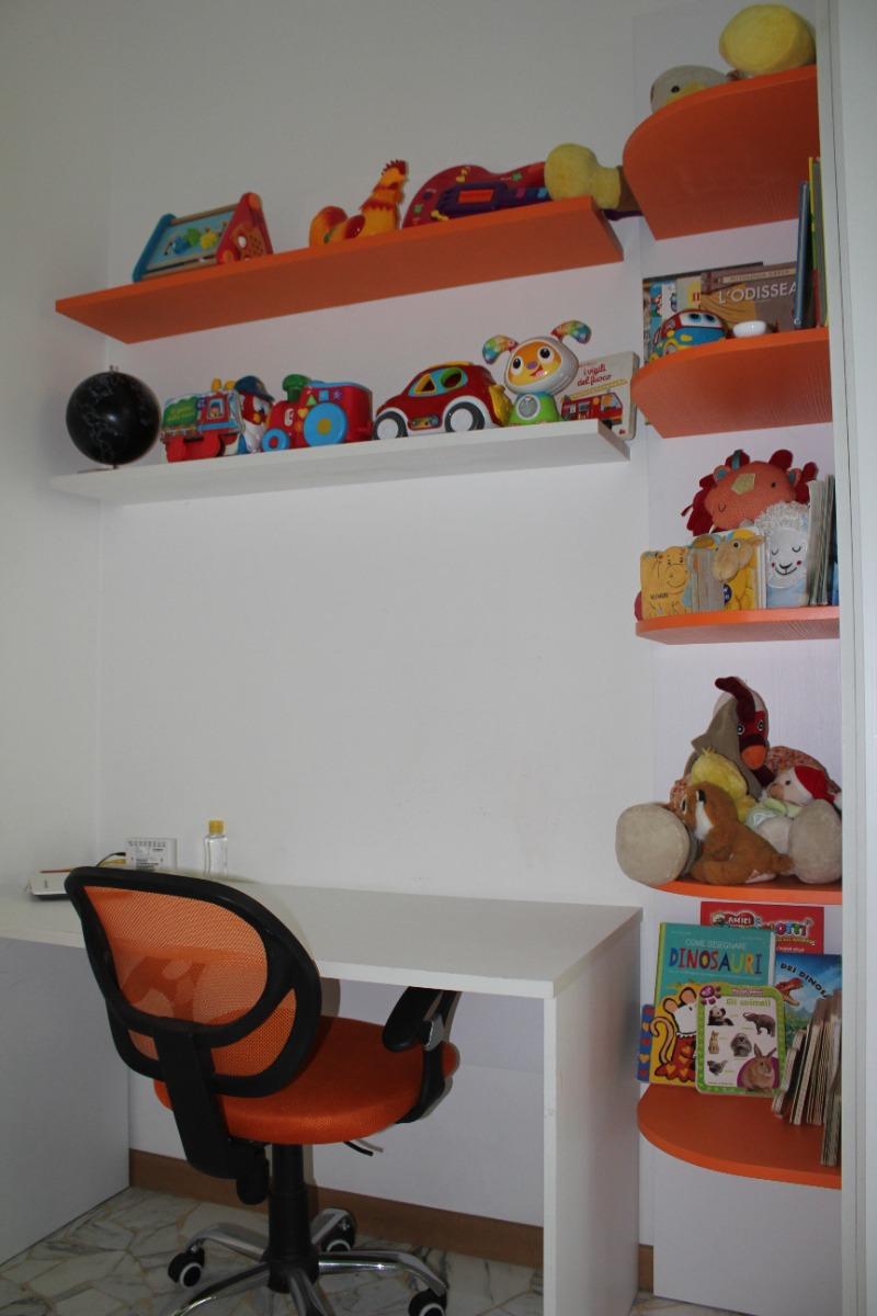 camera da letto singola con scrivania e giochi per bambini