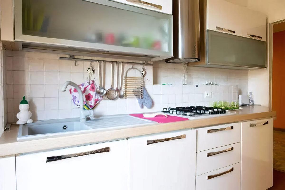 cucina con lavastoviglie e lavatrice