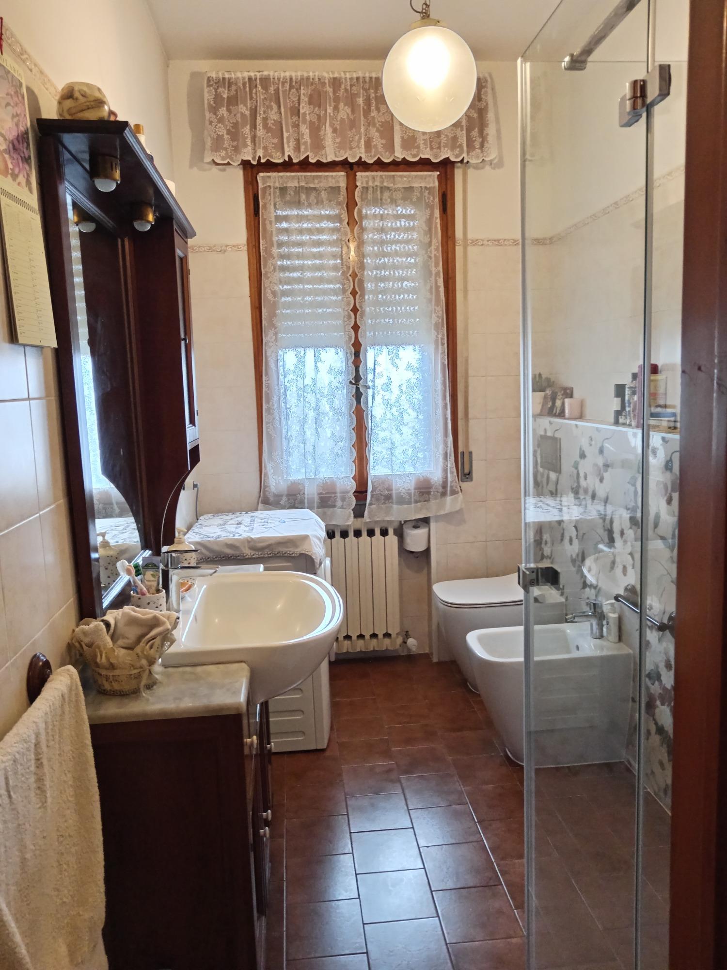 Bagno con doccia e sanitari di nuova ristrutturazione