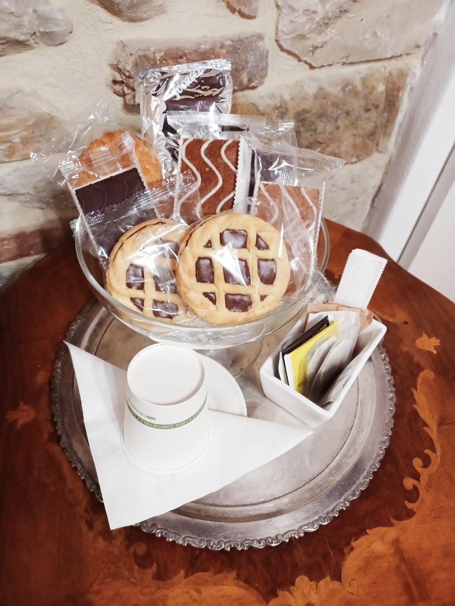 Cestino con prodotti confezionati Camera Gialla