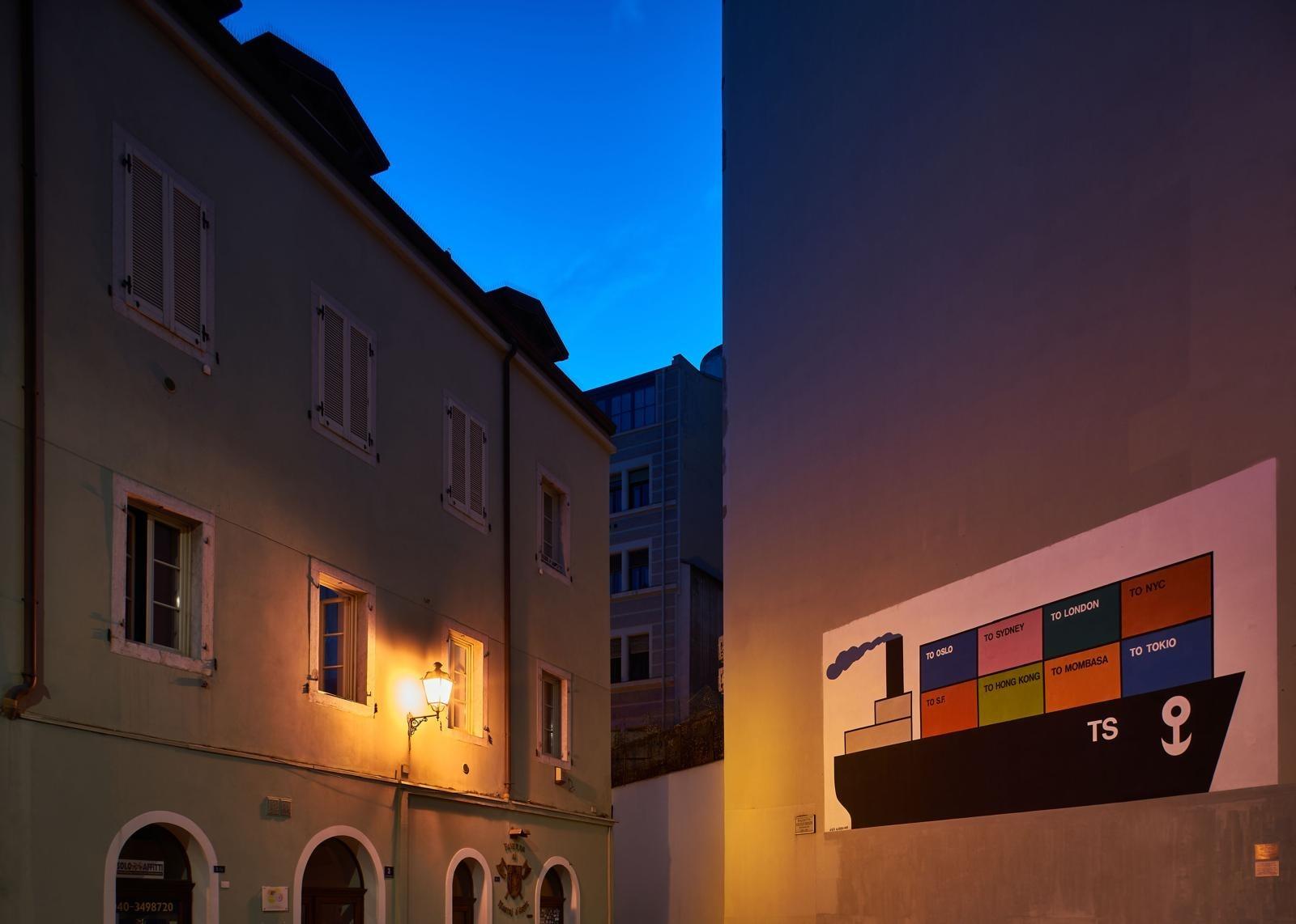 Esterni con murale di U.Guarino