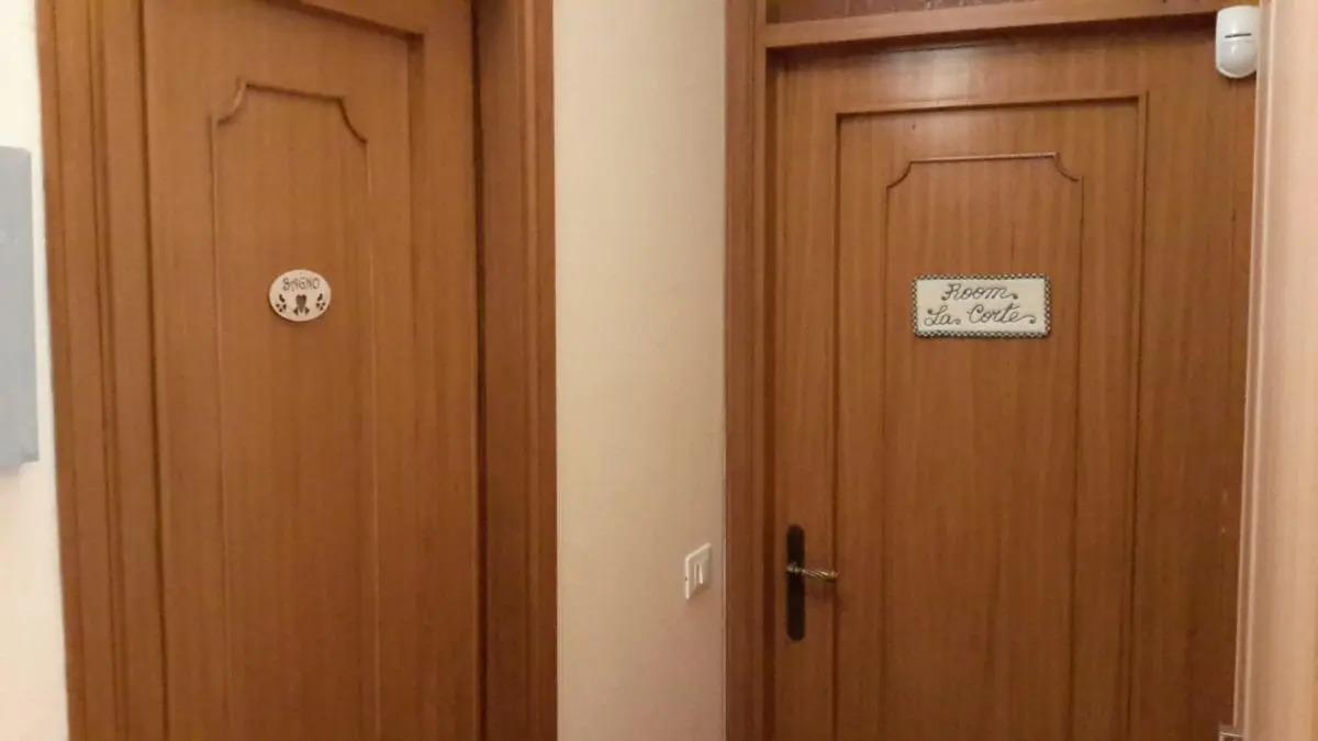 Porta bagno camera La Corte e porta camera La Corte