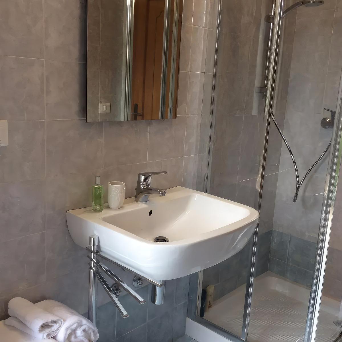 Bagno con doccia Camera La Corte