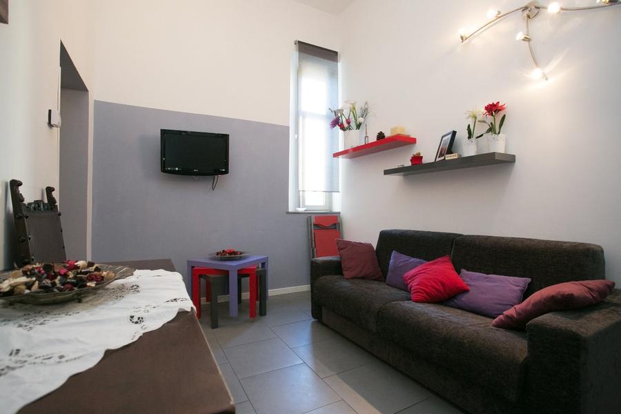 sala da pranzo con divano letto