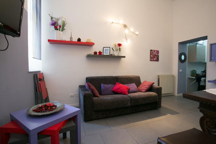 sala da pranzo con divano letto