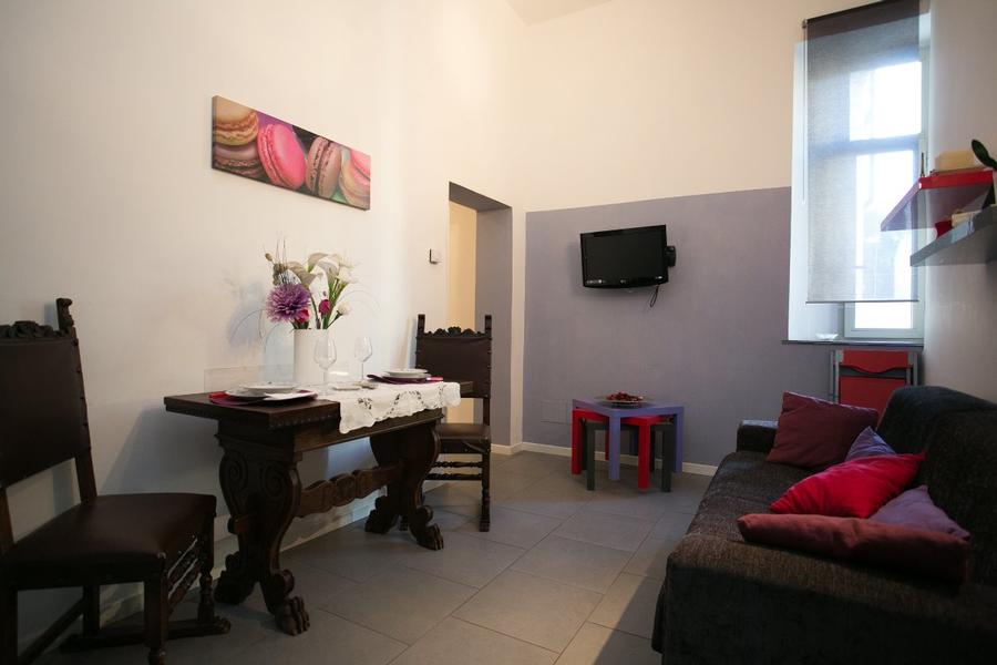 sala da pranzo trilocale con divano letto