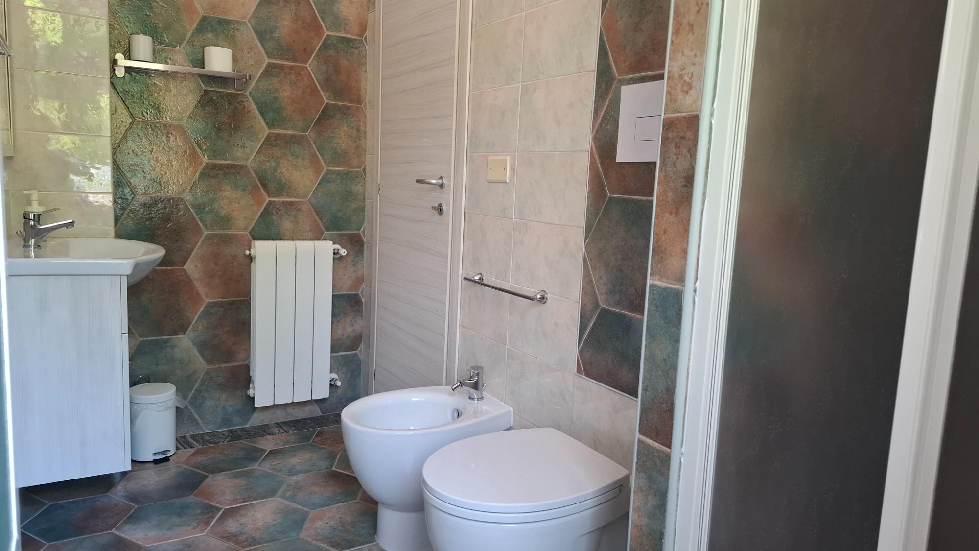 bagno camera azzurra con doccia