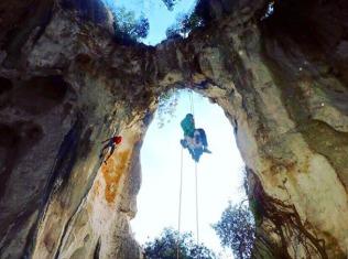 Arrampicare nella Grotta dell'Edera