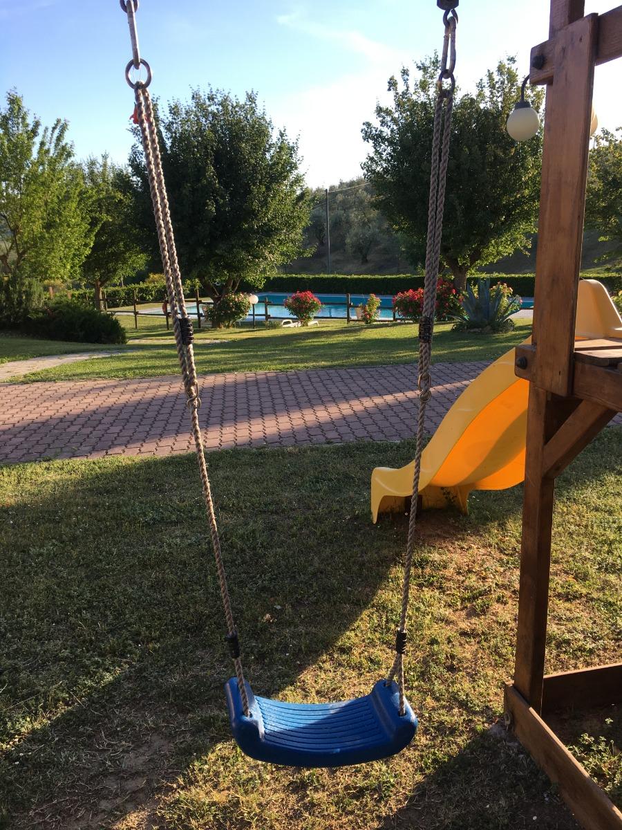 Area giochi bimbi a vista dalla piscina
