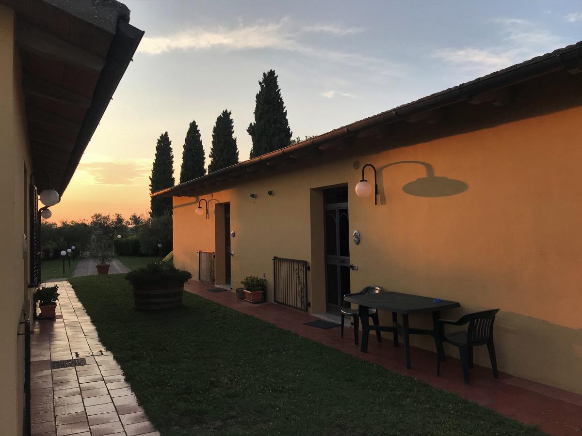 Comodi cancelli e tavolo privato per ciascun alloggio