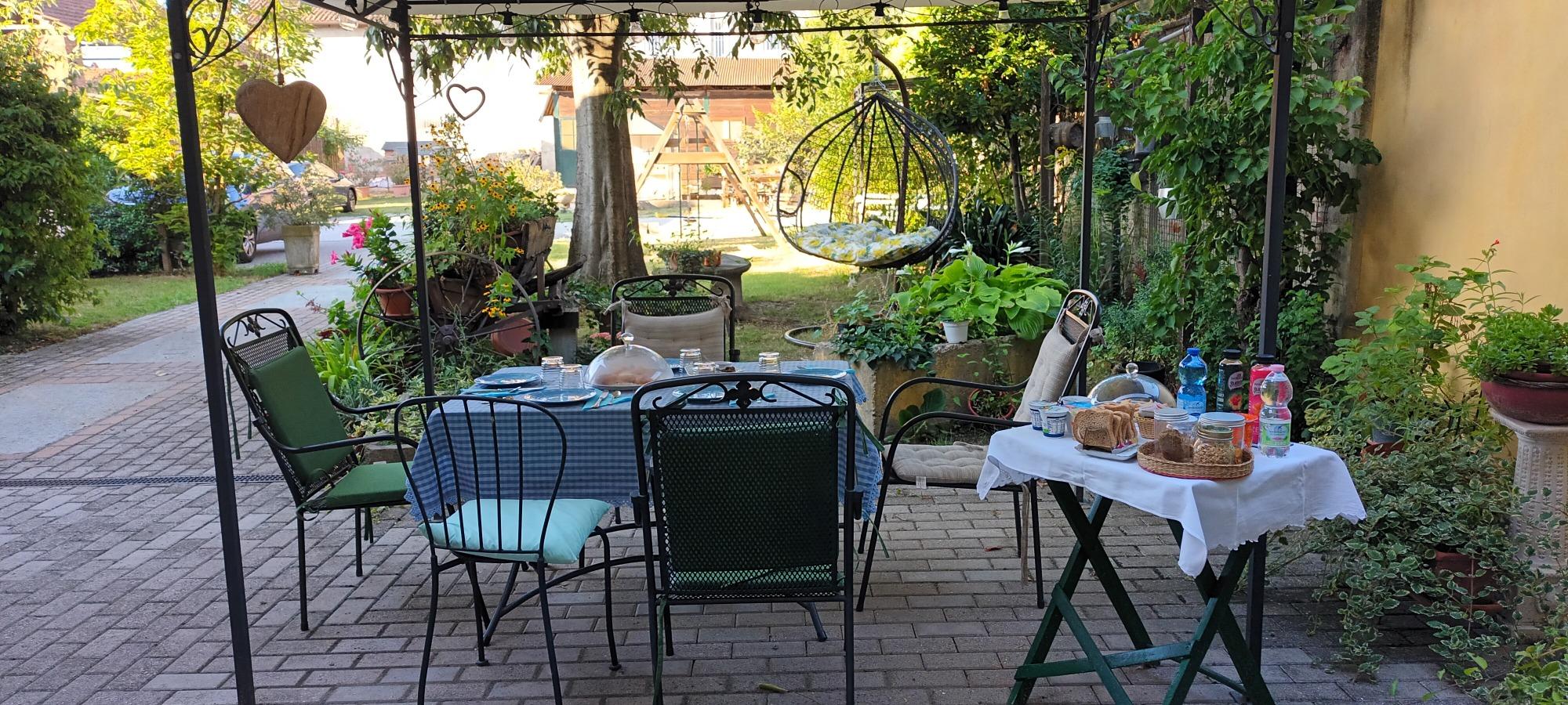 Petit dejeuner dans le jardin