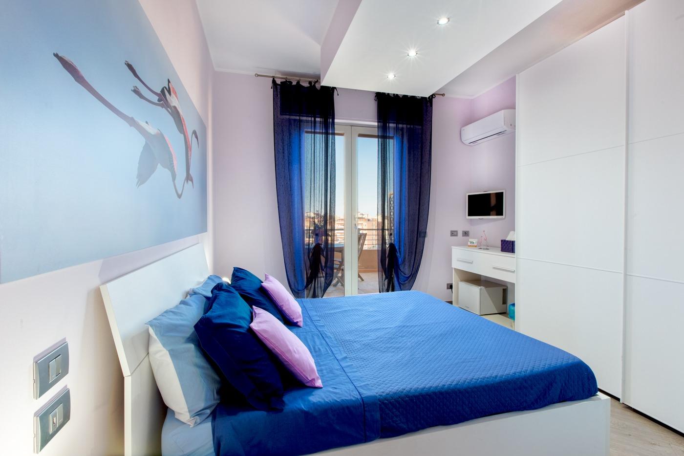 Camera blu all'ottavo piano con terrazza, colazione e parcheggio privato a pagamento