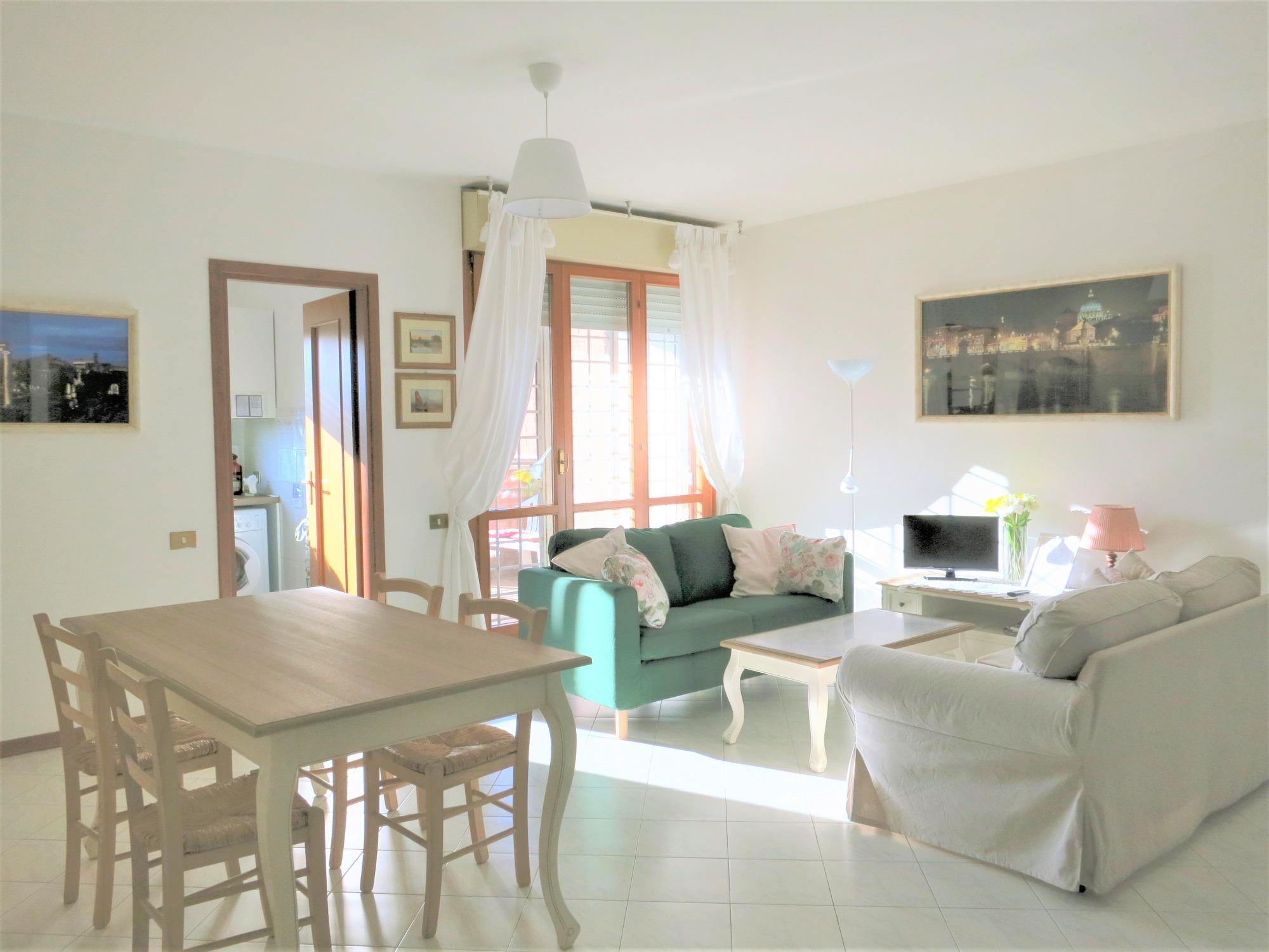 Ampia veduta soggiorno e zona pranzo