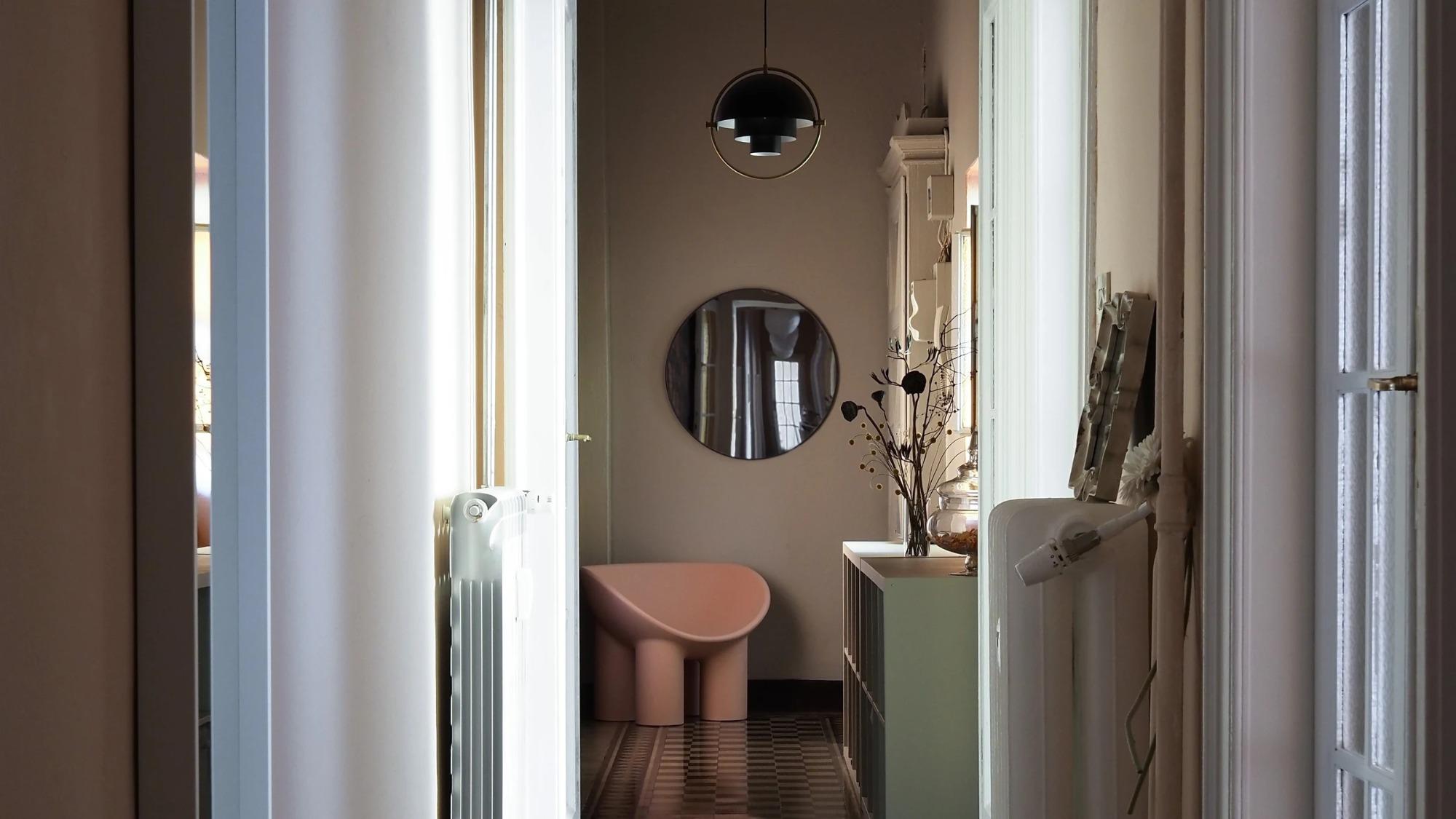 Ingresso di House of Frames Milano con poltrona Roly Poly, pavimento originale in cementine e dettagli d’arredo