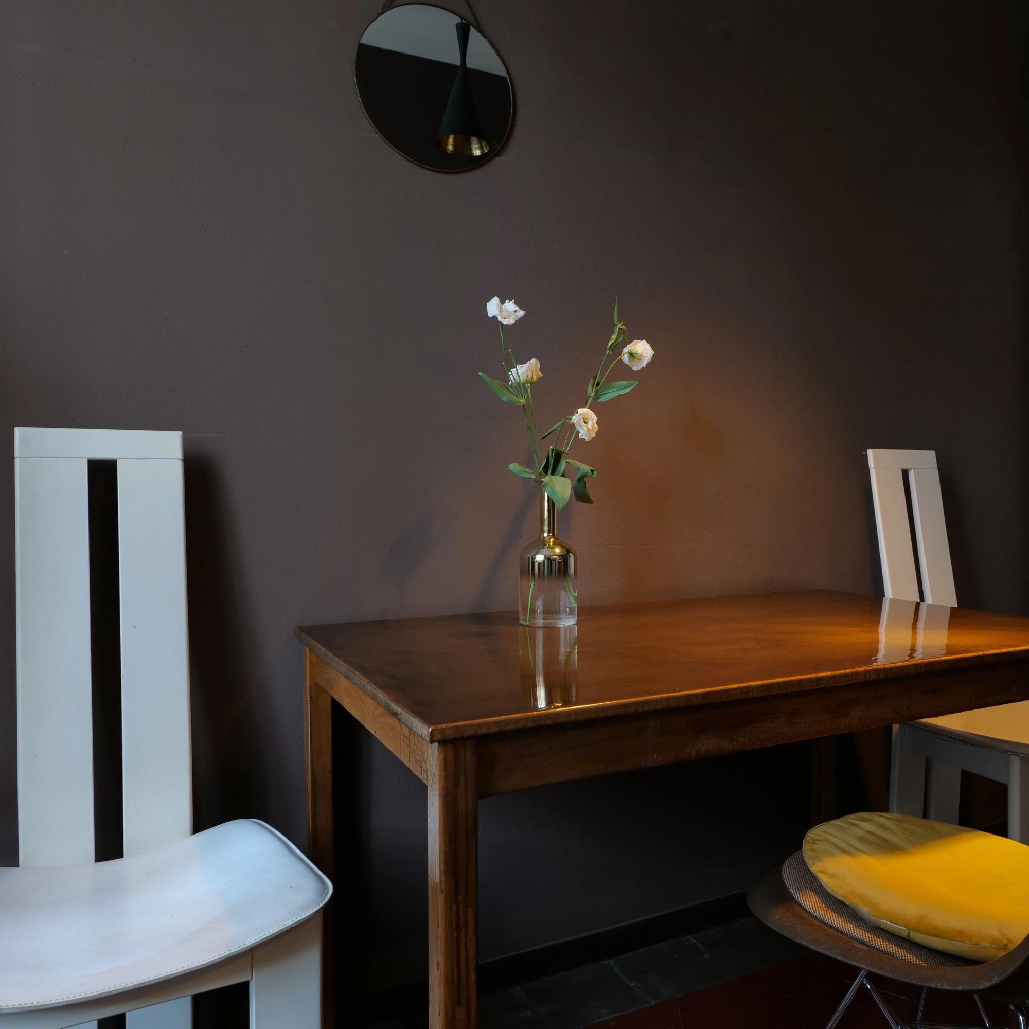 Angolo della cucina di House of Frames Milano con tavolo a disposizione degli ospiti