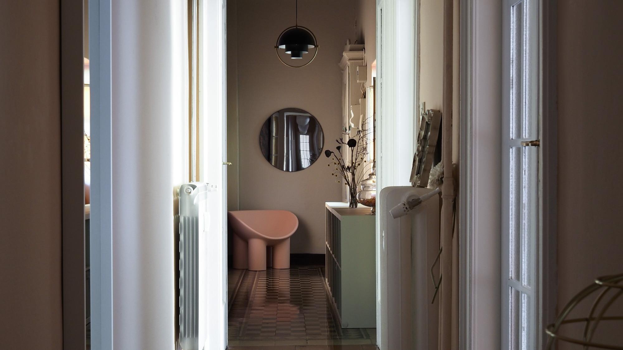 La nostra filosofia di accoglienza si rispecchia nel design. L'iconica poltrona Roly-Poly (disegno di Faye Toogood ) non è solo un pezzo d'a