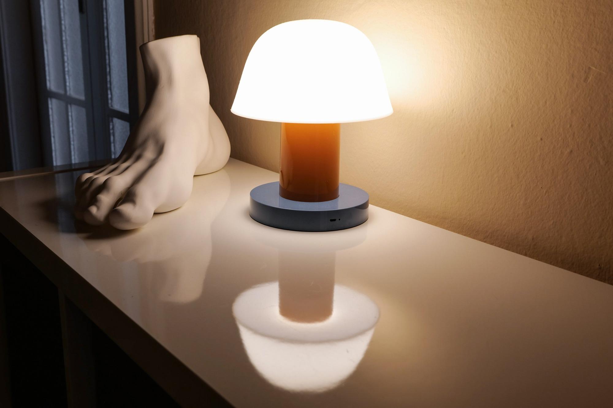 Dettaglio d’arredo di House of Frames Milano con lampada Setago di Jaime Hayon e scultura Seletti