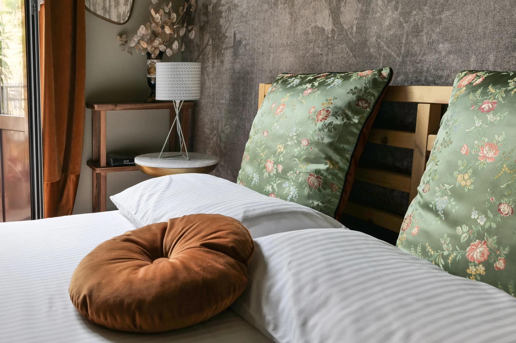 Scopri gli interni di House of Frames: design, atmosfera e cura dei dettagli. Prenota la tua stanza e goditi il tuo soggiorno a Milano.