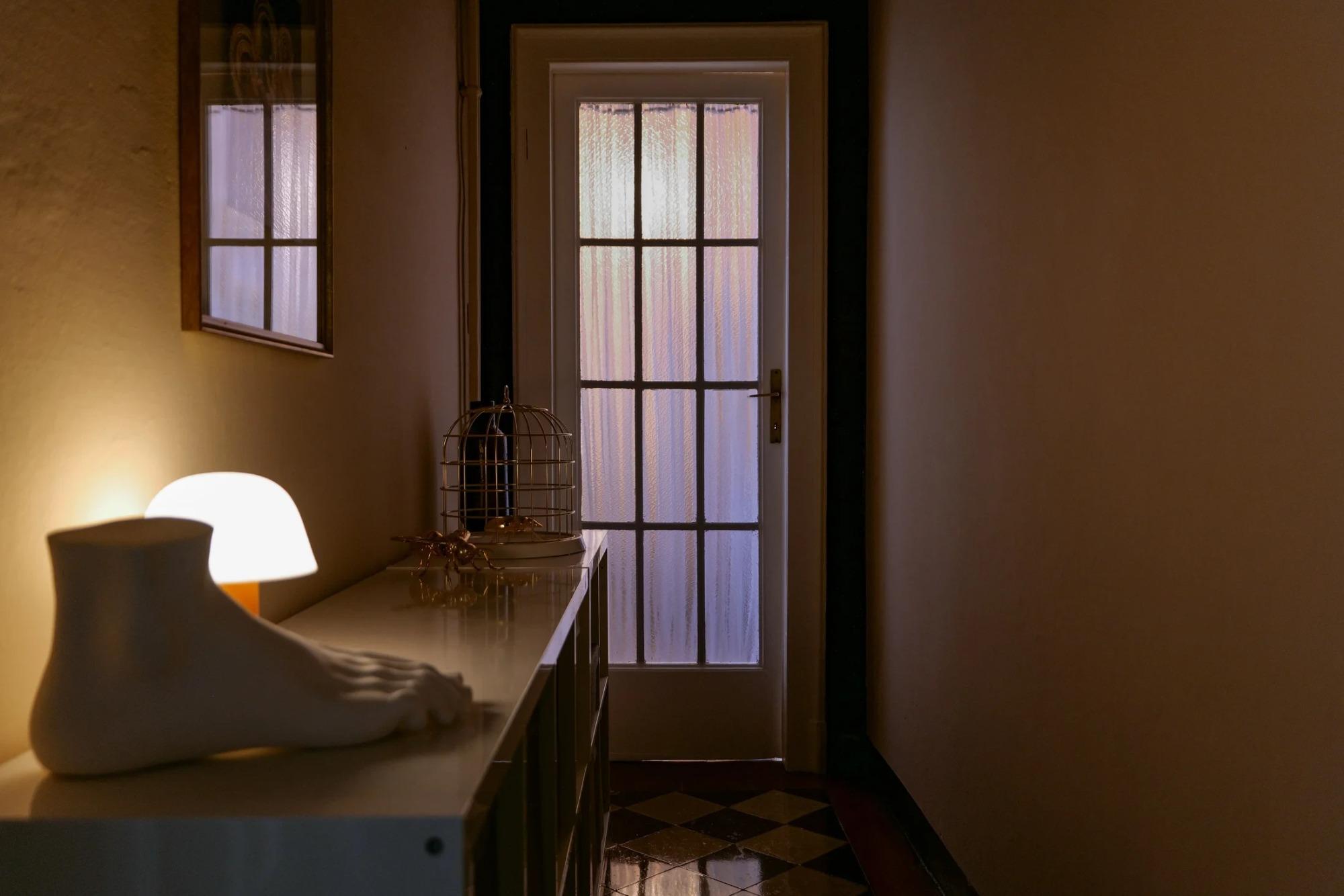 Bagno condiviso di House of Frames Milano, ampio e luminoso, con doppio lavabo e asciugamani a disposizione degli ospiti.