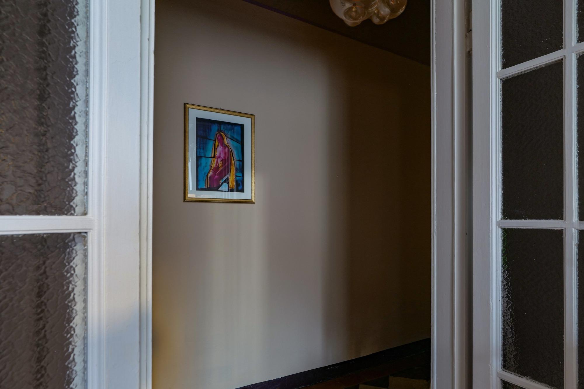 Dettaglio degli interni di House of Frames Milano con opera di David LaChapelle
