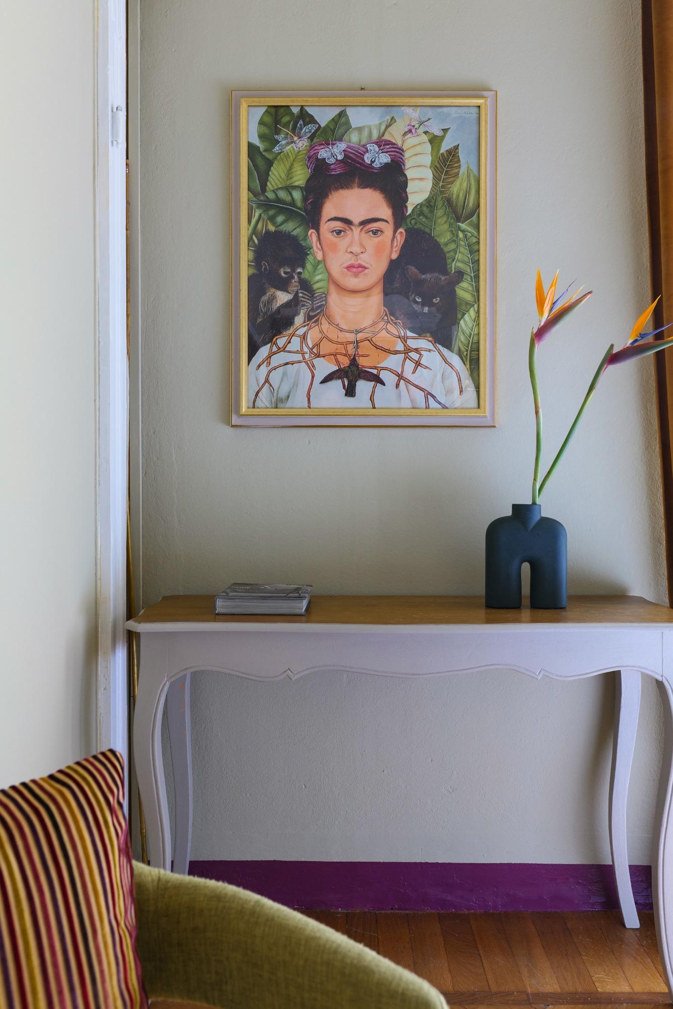 Consolle con ritratto di Frida Kahlo e Strelitzie nella camera doppia di House of Frames Milano.