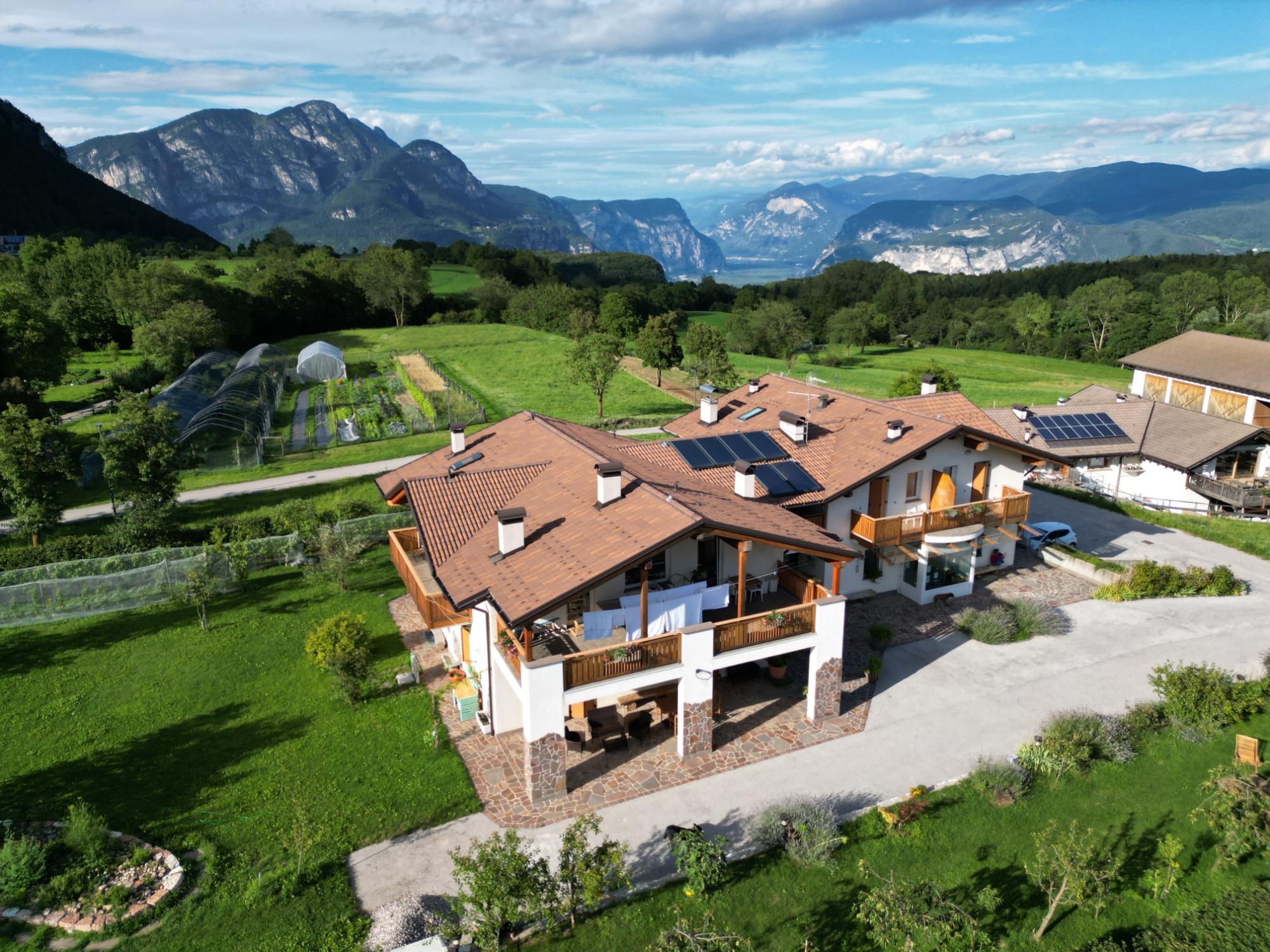 Agriturismo posizionato nella zona agricola di Fai della Paganella, circondato da campi, stalle, montagne e partenze di numerose passeggiate.