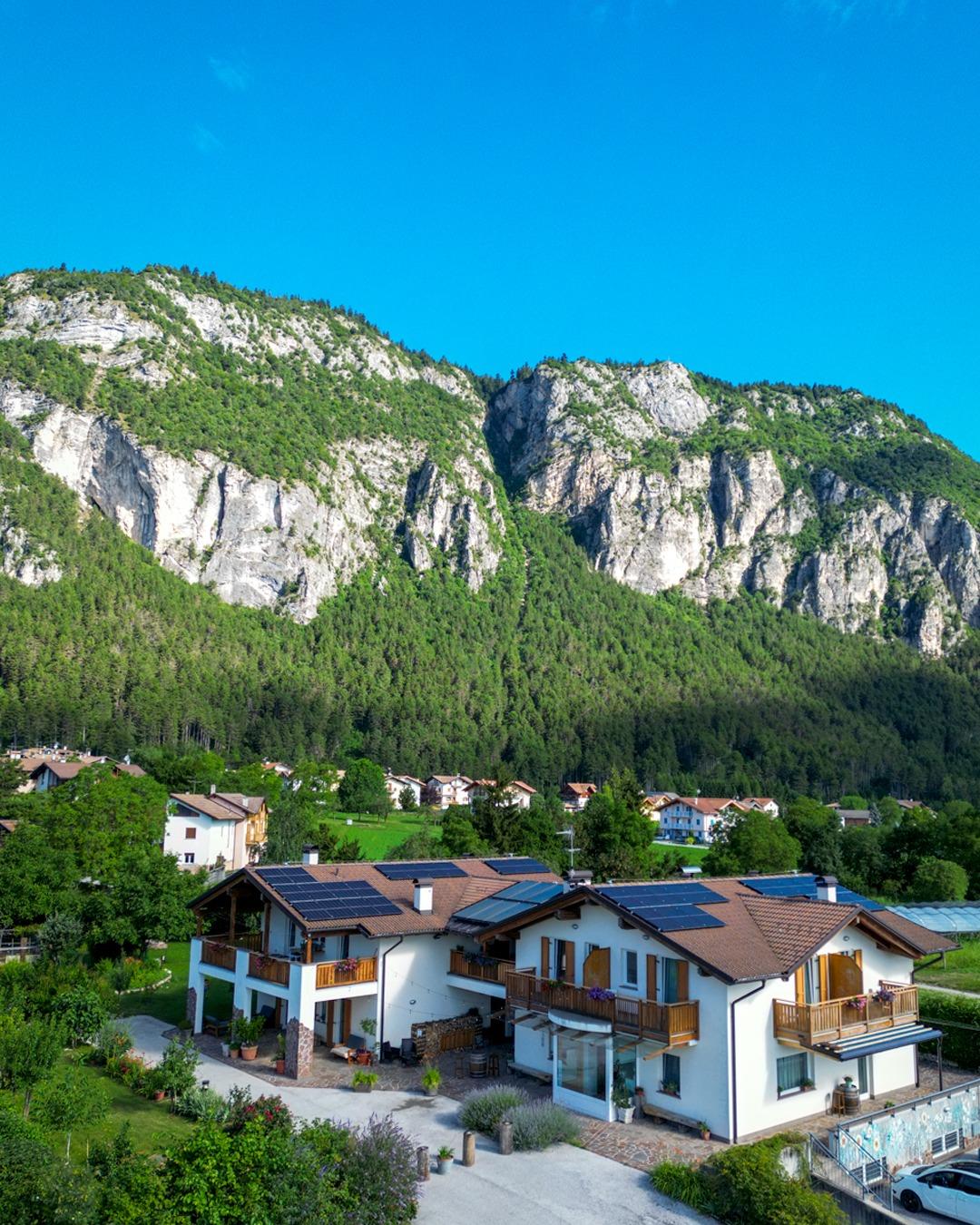 Agriturismo posizionato nella zona agricola di Fai della Paganella, circondato da campi, stalle, montagne e partenze di numerose passeggiate.