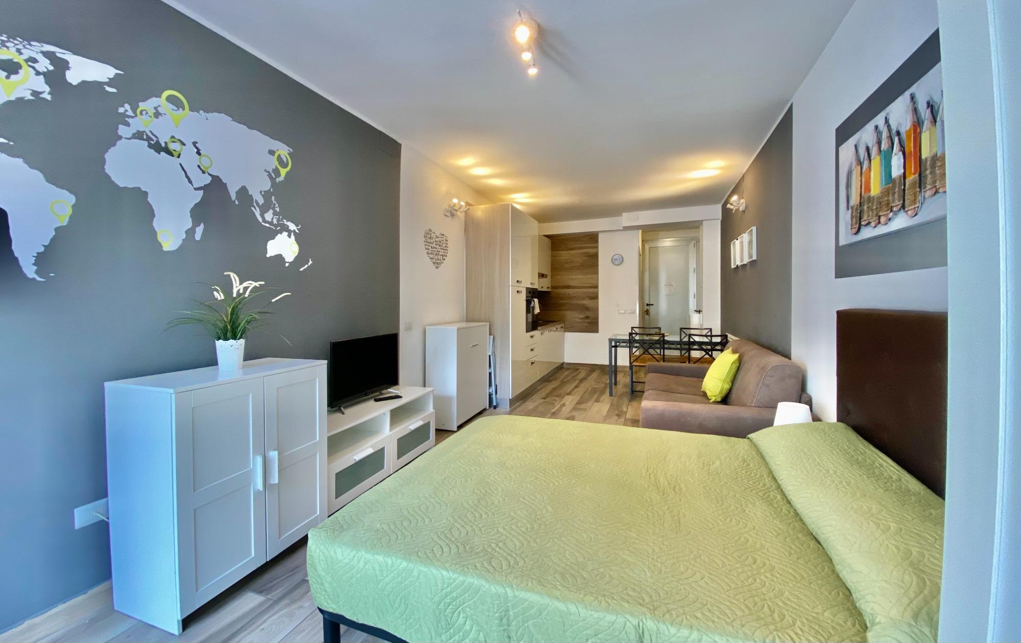 TELEVISIONE LCD e LETTO MATRIMONIALE