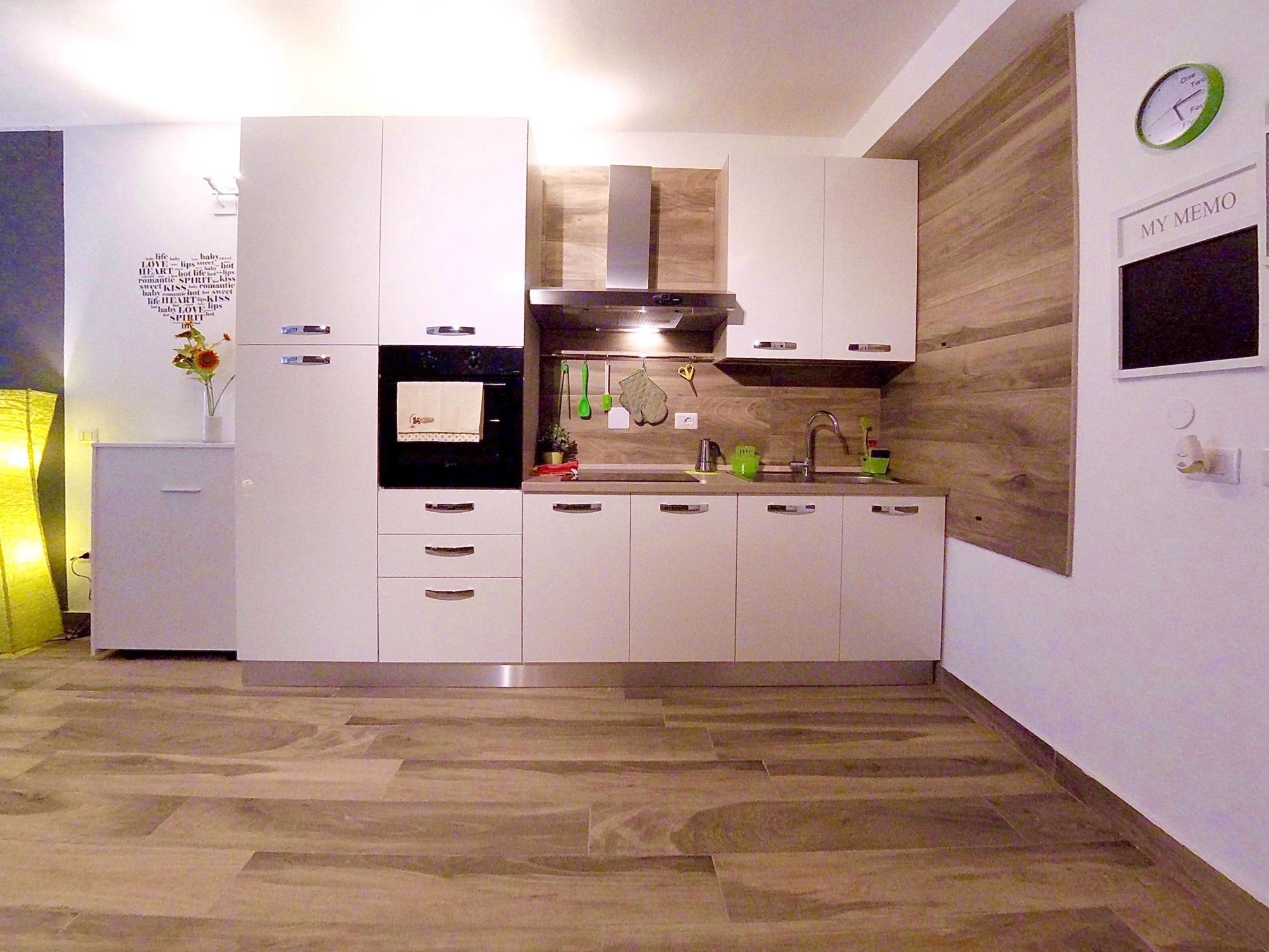 CUCINA COMPLETA - PIANI A INDUZIONE - FORNO - FRIGORIFERO