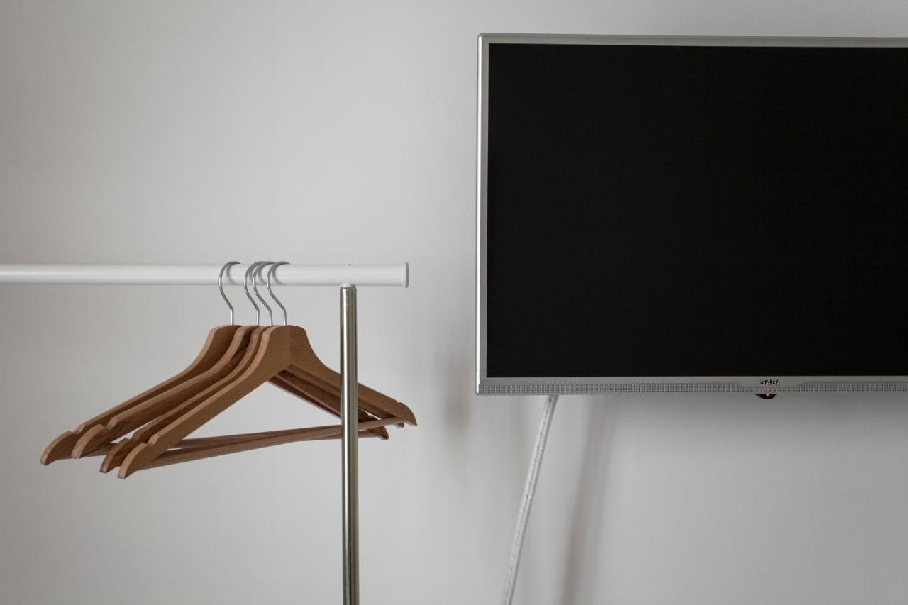 Dettaglio guardaroba e tv