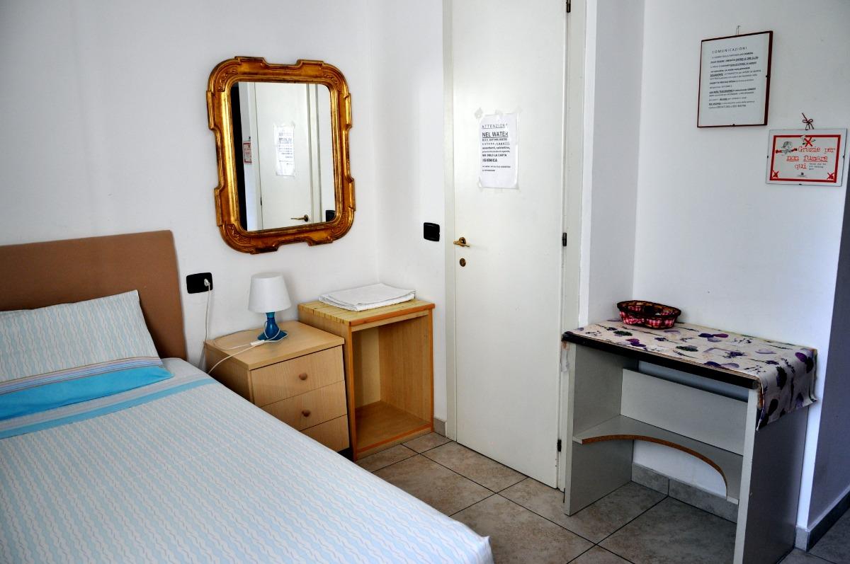 SINGOLA ,con letto una piazza e mezzo ,per una sola persona