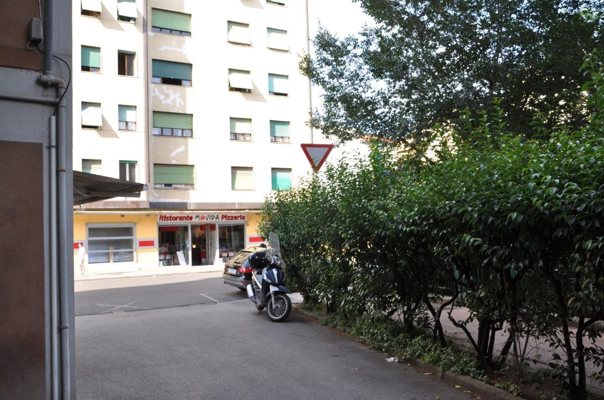 siamo di fronte a pizzeria MOVIDA, sinistra ci sono giardini Piazza delle Medaglie d'roo