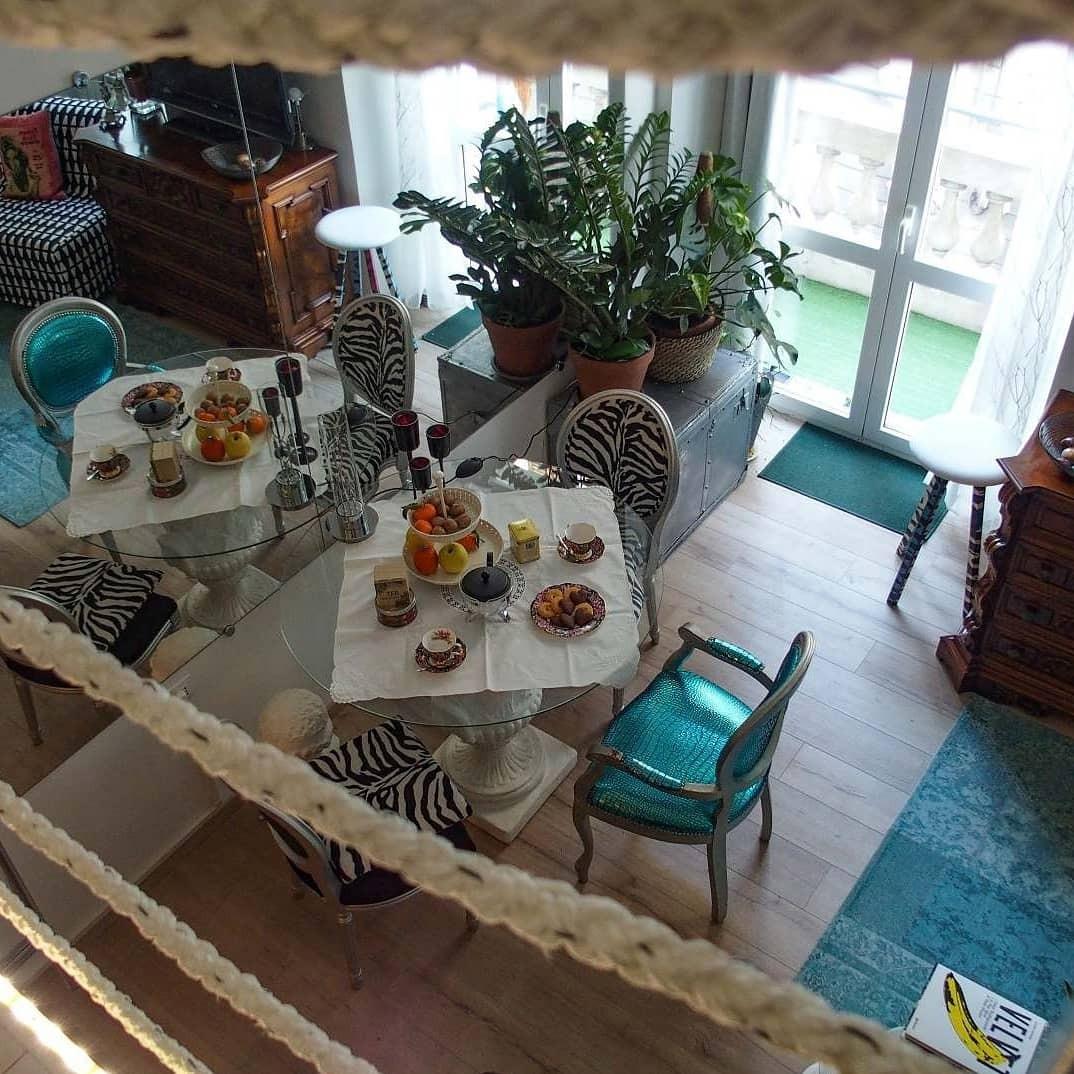 Il soggiorno con tavolo colazione/ living room breakfast table