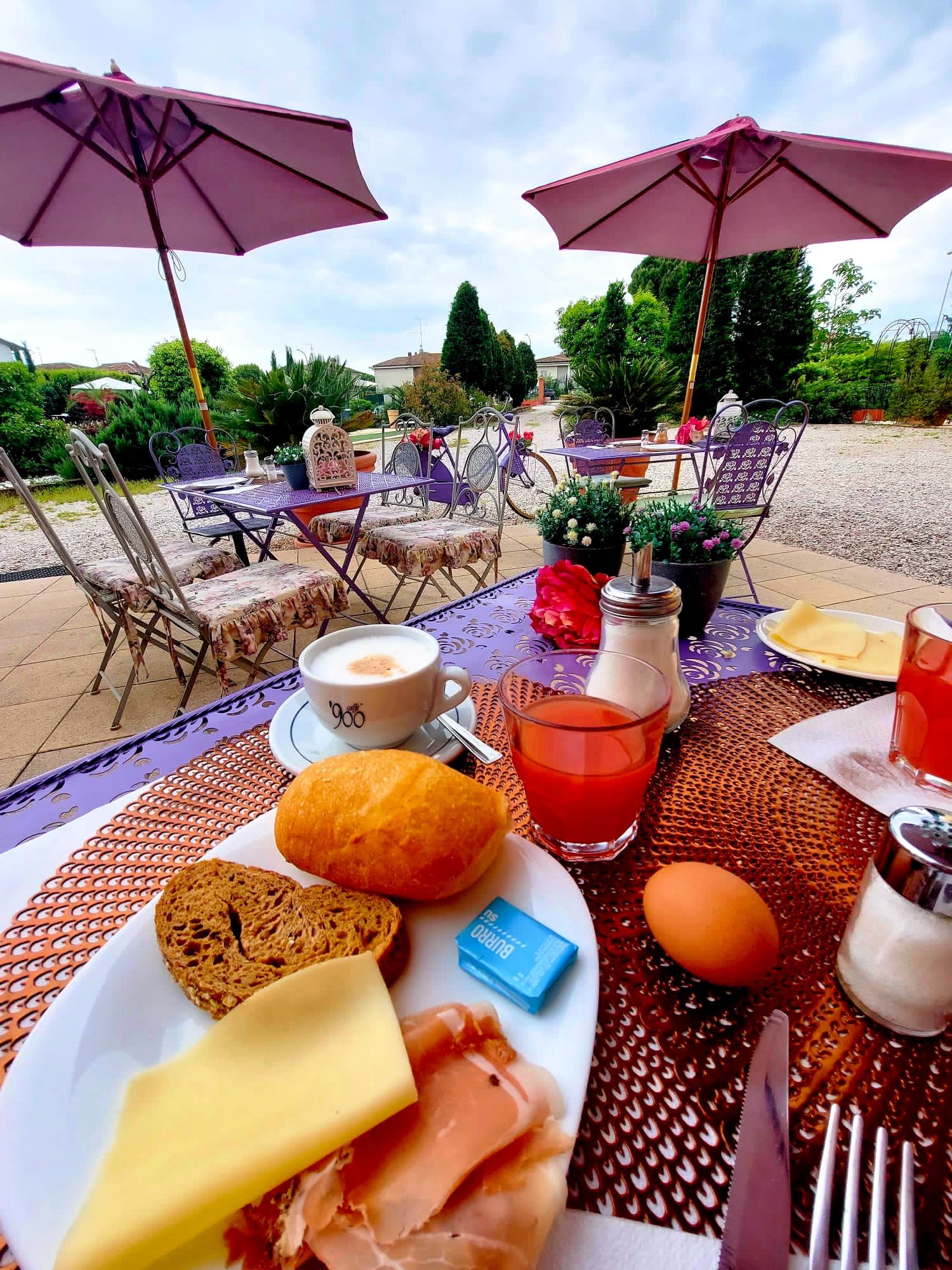 Colazione in giardino