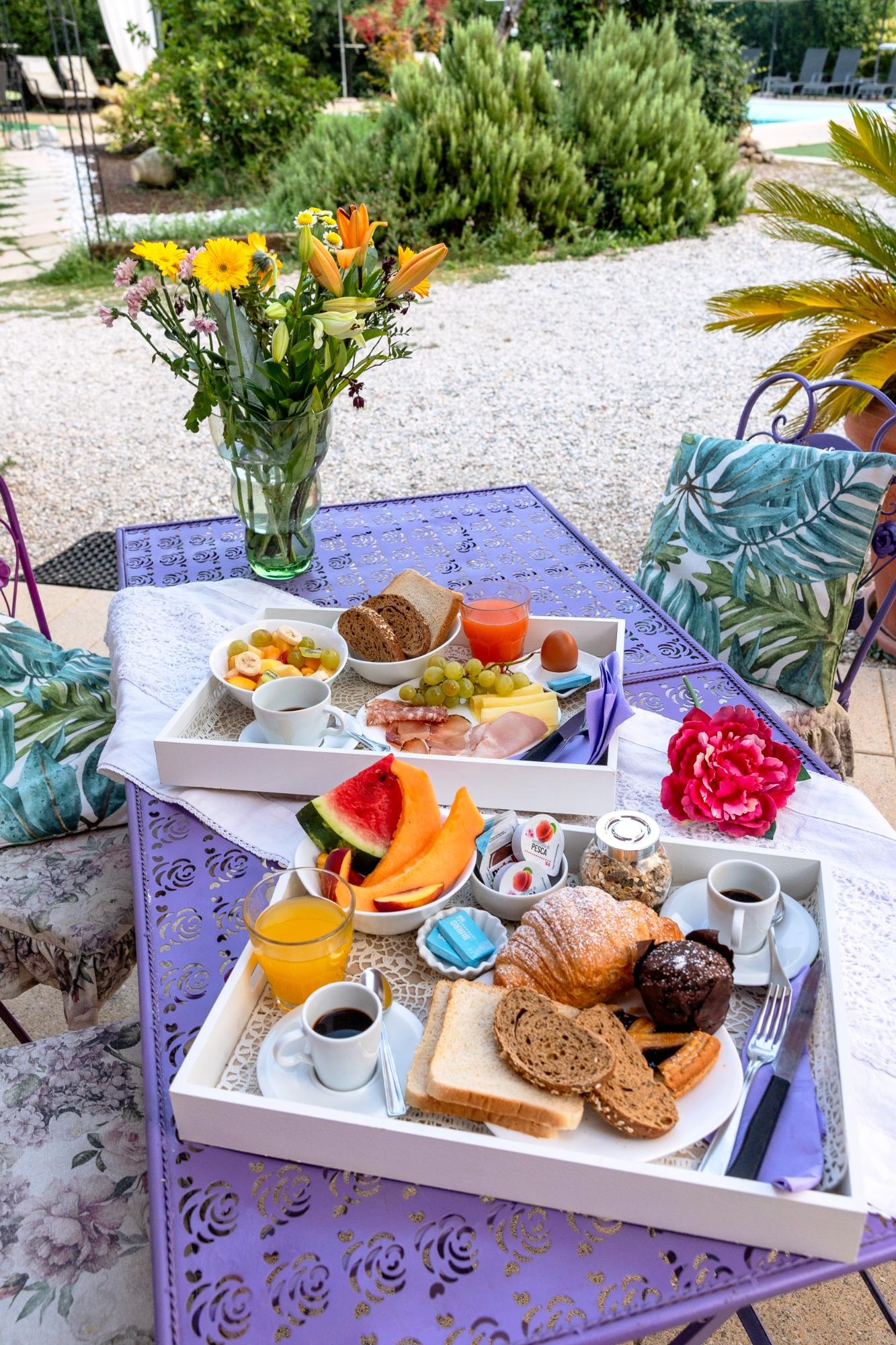 Alcuni prodotti per la colazione in giardino
